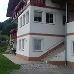 Michaela شقة *